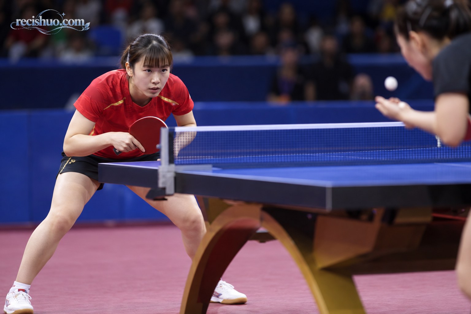 女子乒乓球运动员降低重心准备接发球