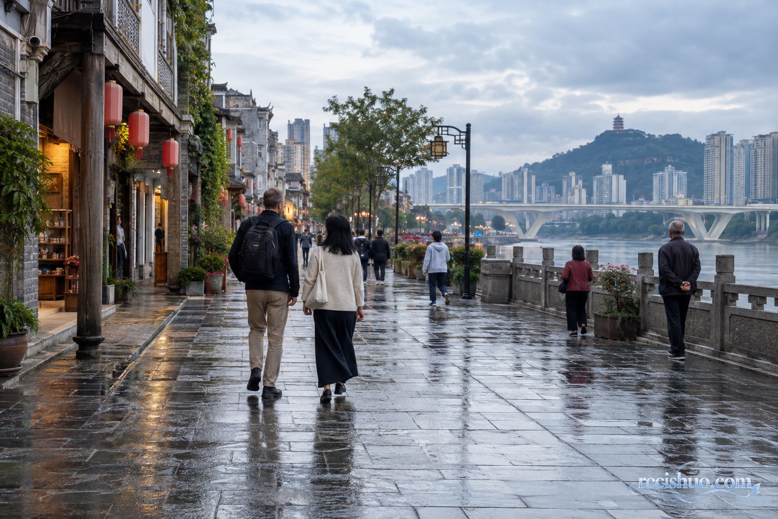 重访者驻足于林荫校园,观察旧式教学楼与现代建筑并存的环境