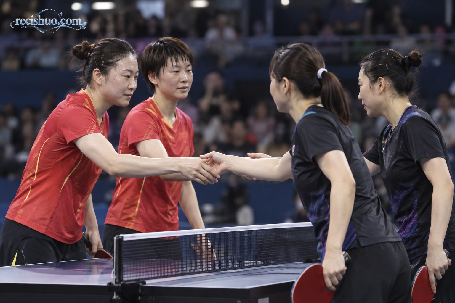 乒乓球女双比赛结束后双方运动员隔网握手致意