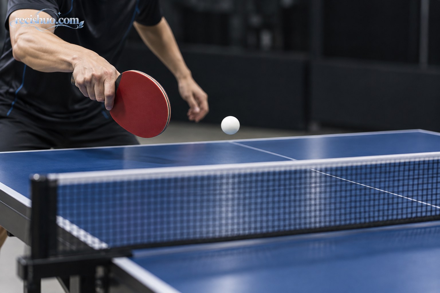 球员用球拍控制乒乓球越过球网的近距离画面