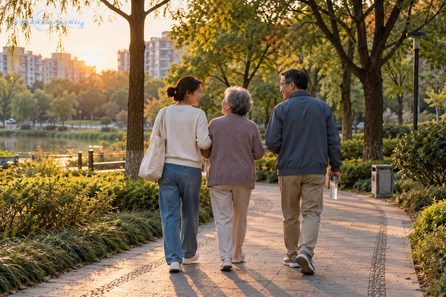傍晚时分一家人陪伴长辈在社区公园林荫步道散步