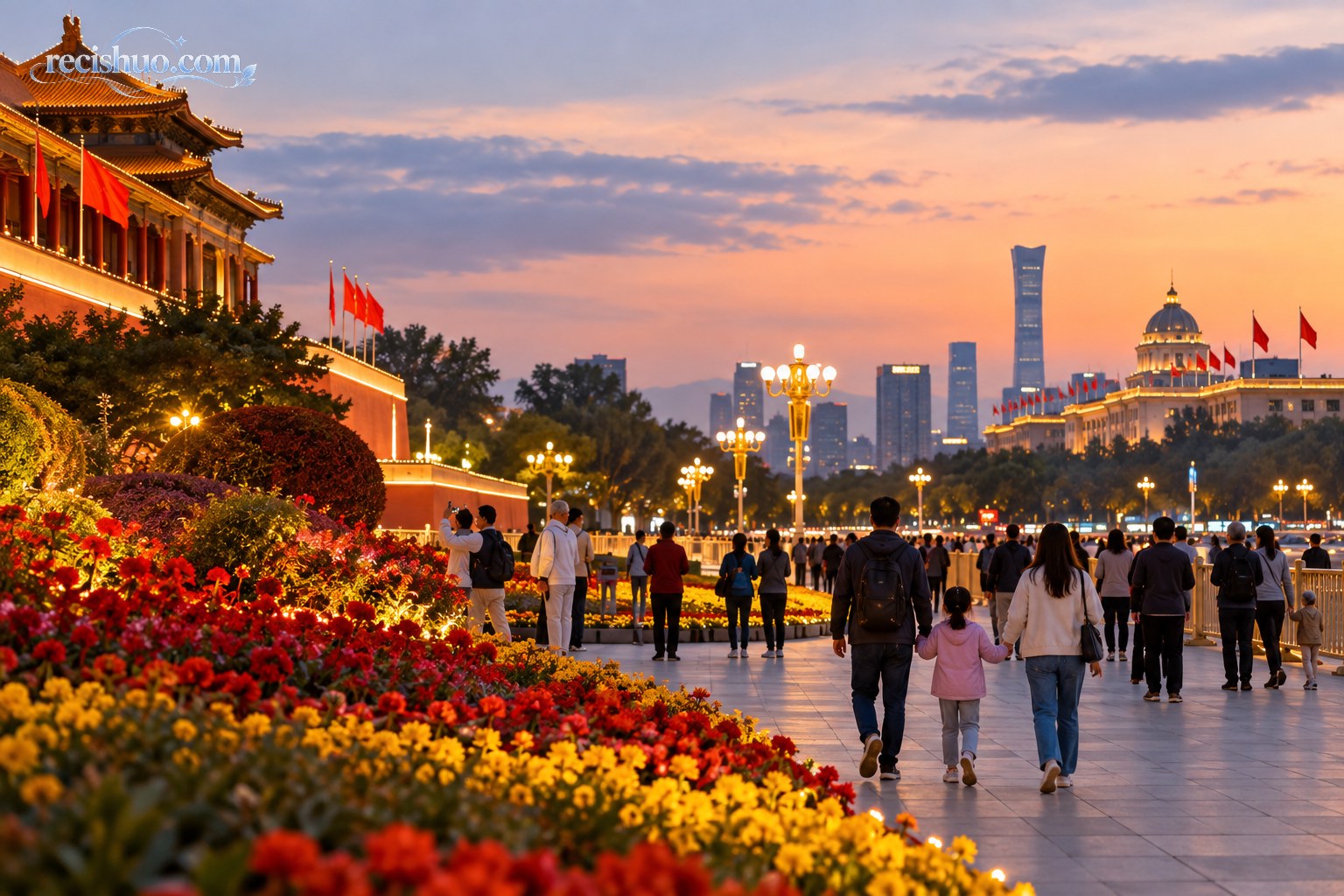 国庆前夕市民在花坛环绕的北京城市公共空间散步