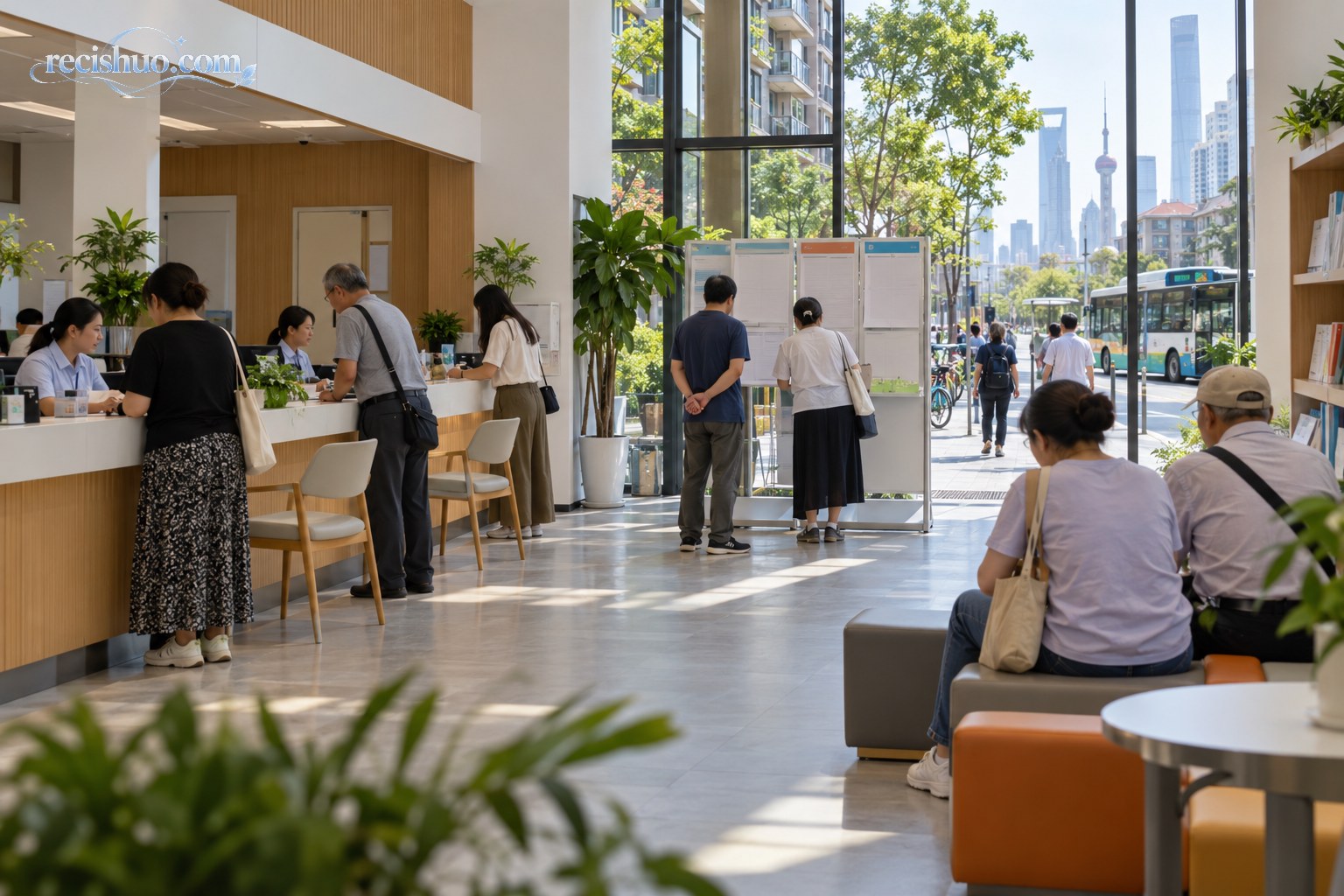 上海社区公共服务空间内居民咨询和办理事务的日常场景