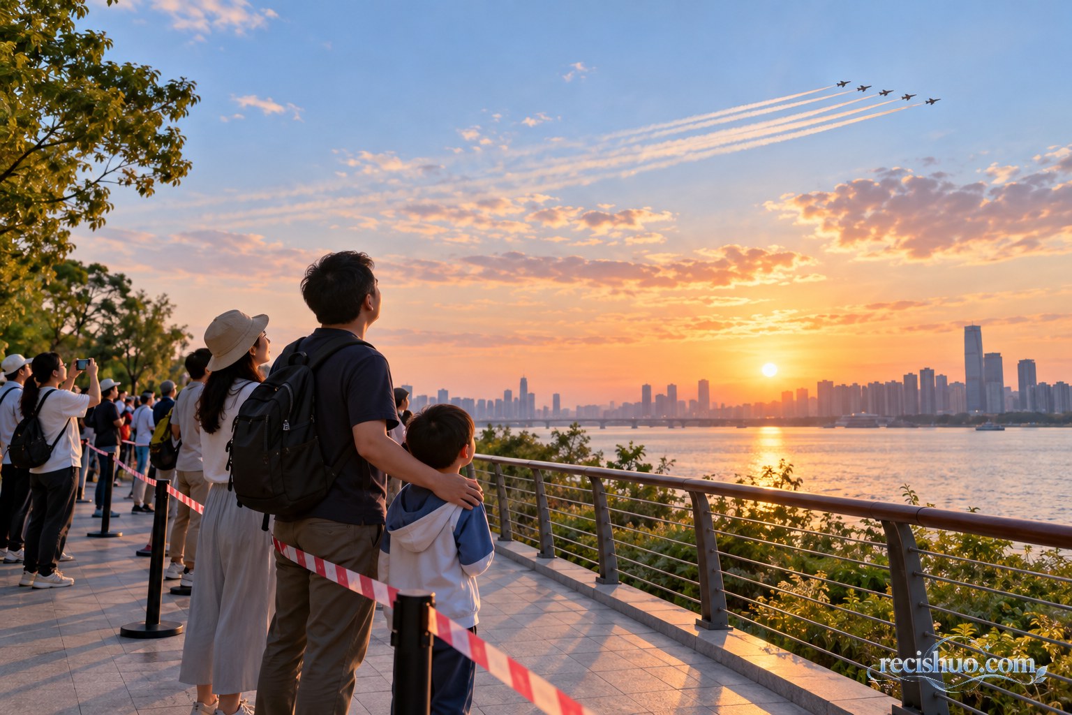 市民在滨水公园安全区域观看远处飞行编队