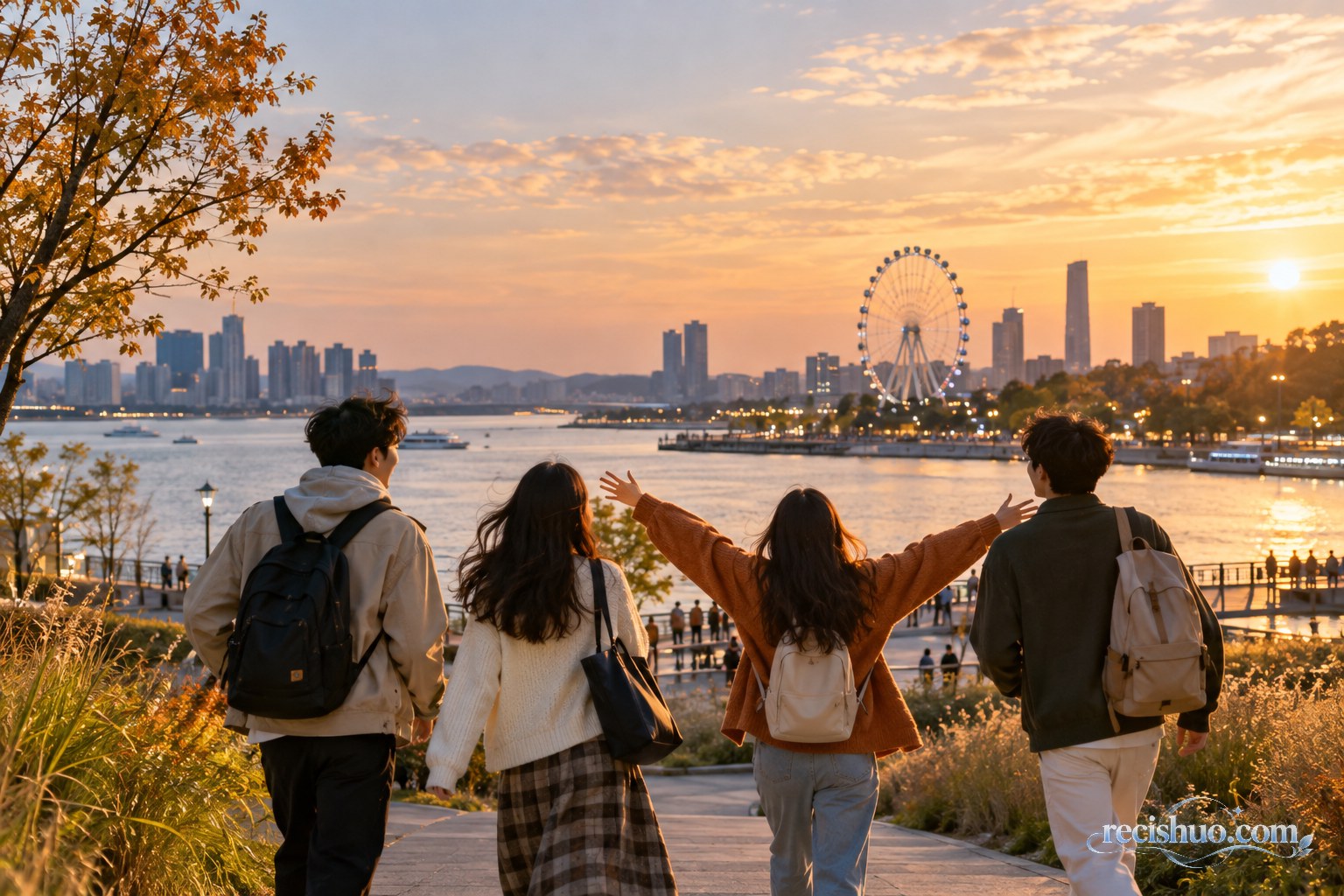 四位朋友在秋日傍晚结伴走向滨水公园与摩天轮
