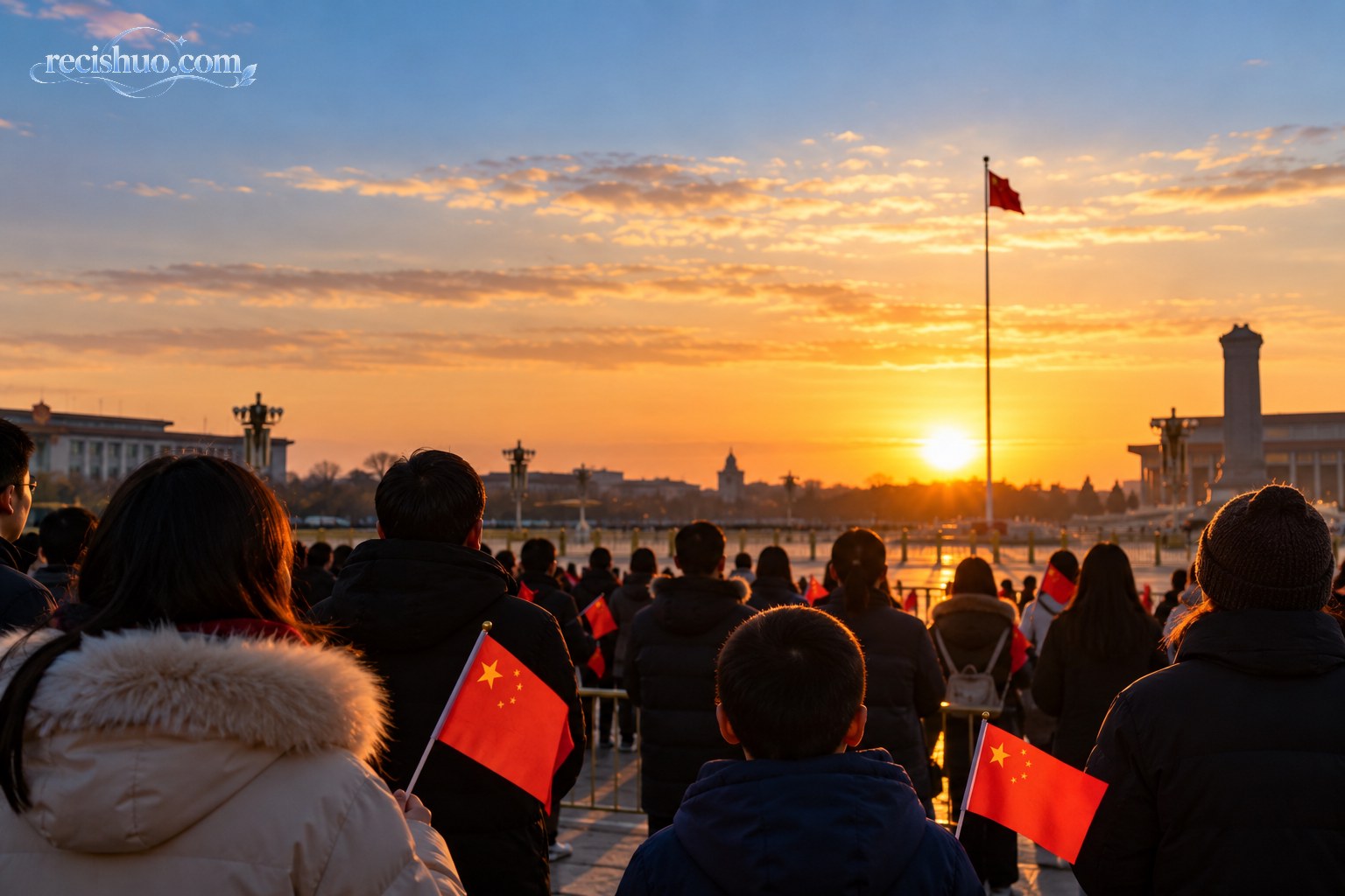 国庆清晨,手持小红旗的群众在天安门广场外围排成长队等待升旗