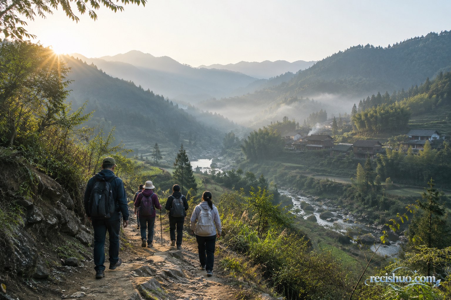 游客沿山间土路走向溪谷与传统村落,体验保留自然风貌的旅行