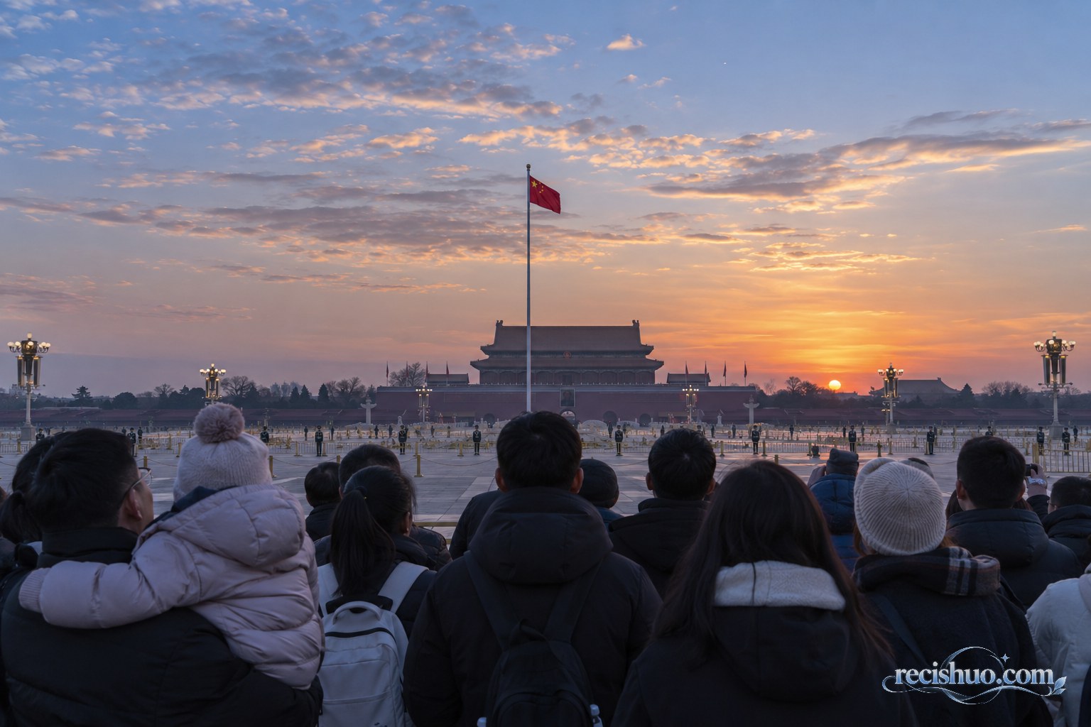 清晨游客从广场上远望国旗与天安门建筑