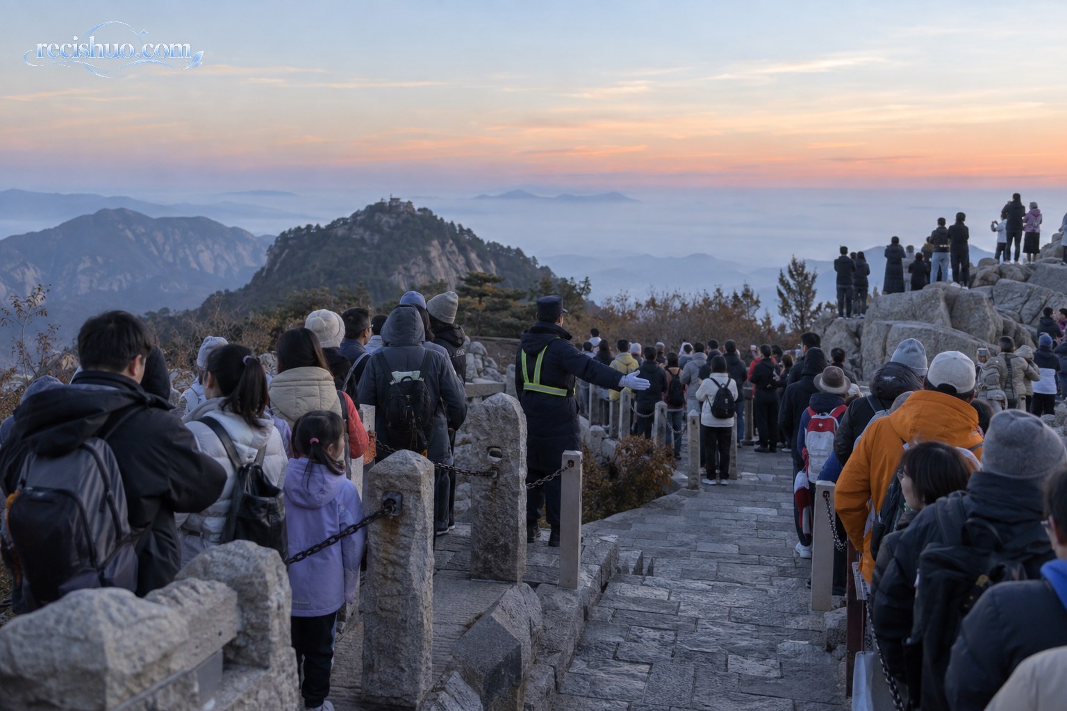 清晨的泰山观景步道上，游客有序等候并留出通行空间