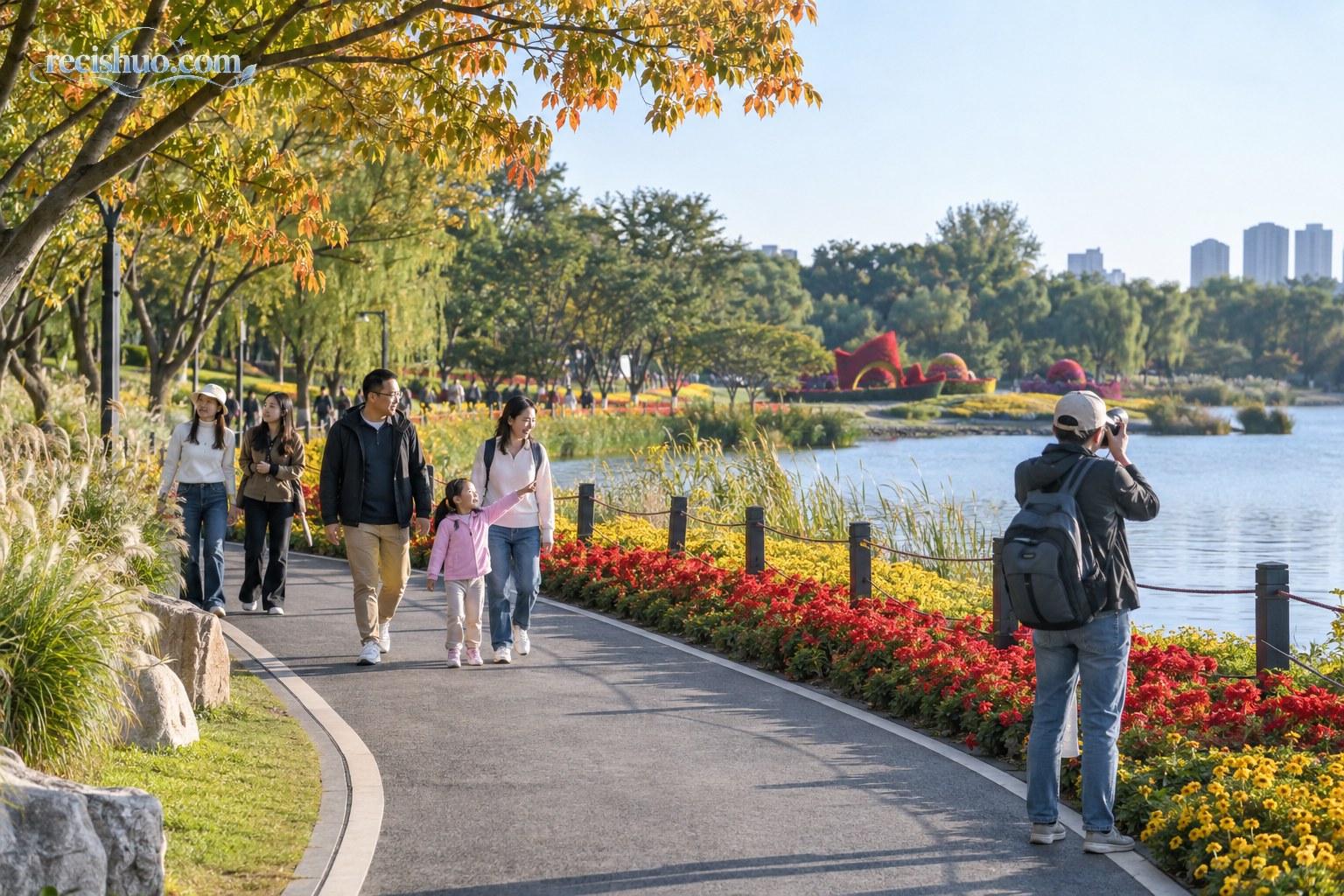 国庆假期市民在秋日城市公园沿绿道散步并拍摄风景