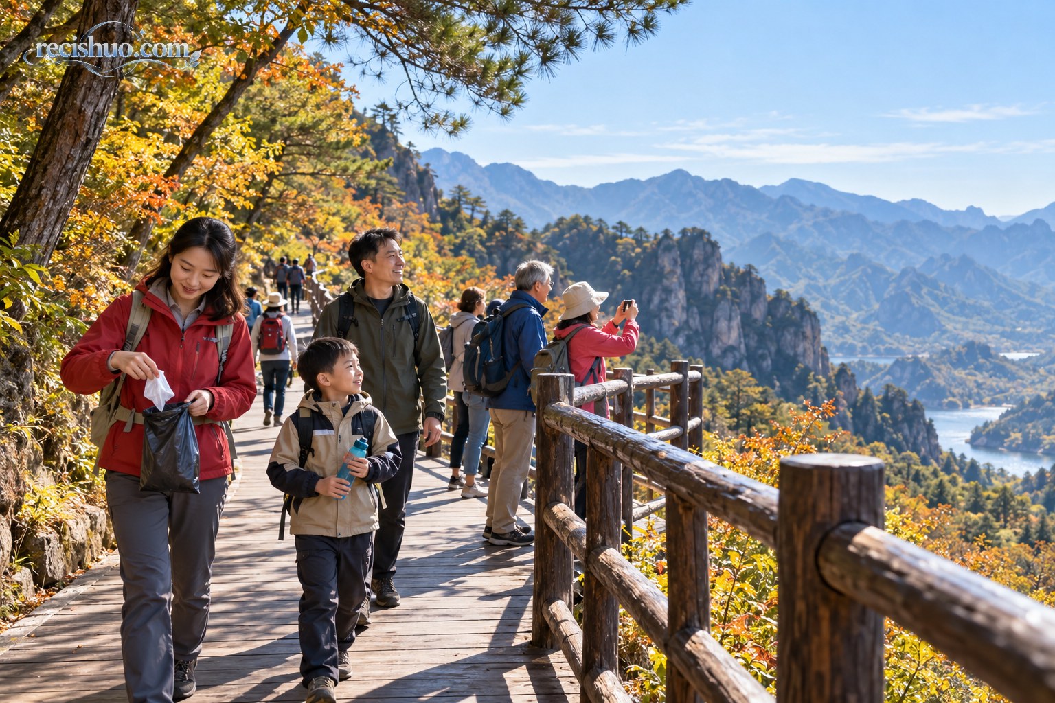 秋日山地景区内，游客沿栈道有序游览并将废弃物装入随身垃圾袋