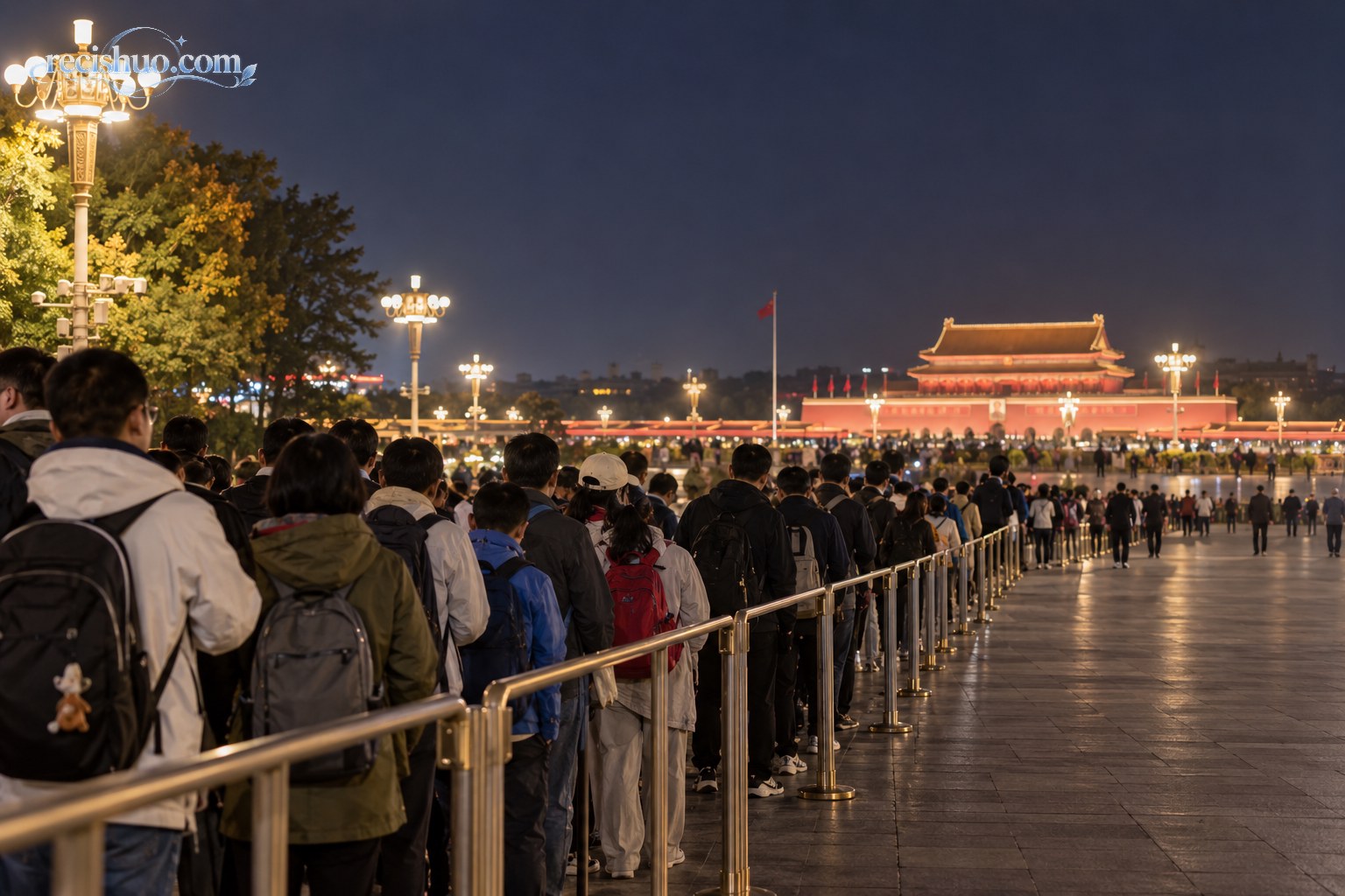 国庆前夜游客在天安门广场附近入口有序排队等候