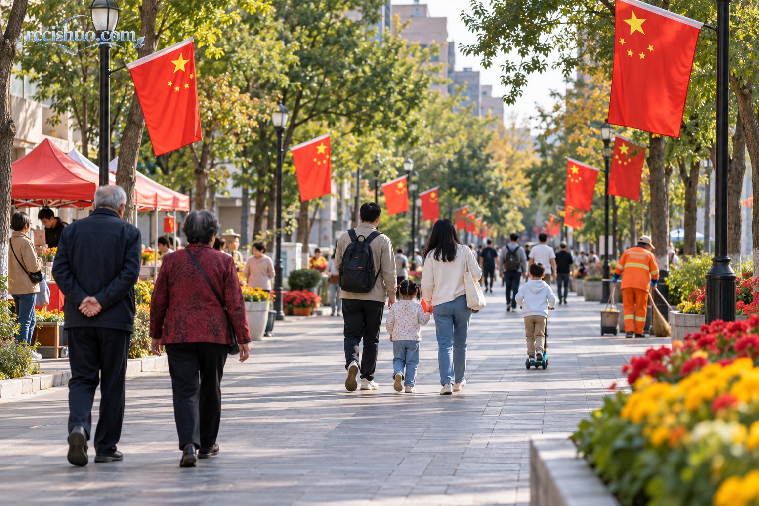 国旗装点的社区步行街上居民悠闲出行