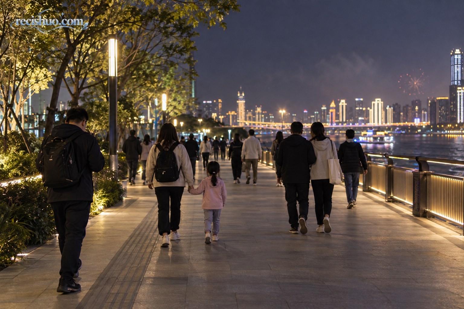 烟花结束后市民沿武汉江边公共步道有序离场，家长牵着孩子保持通道畅通