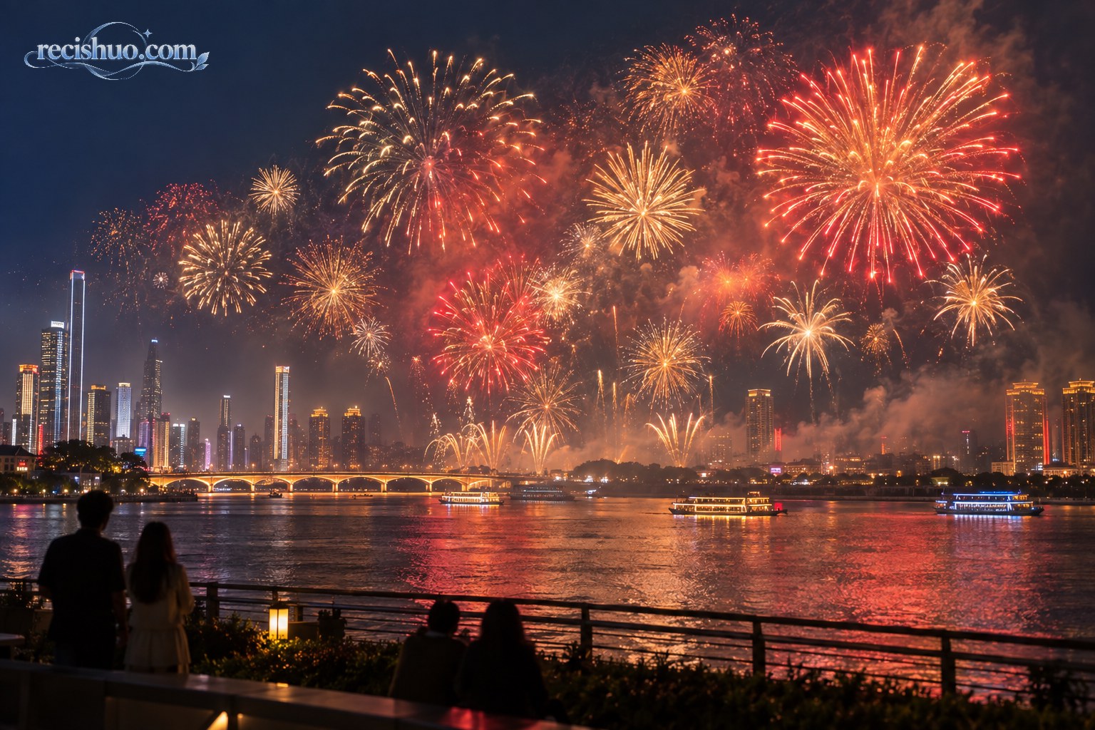 国庆夜晚城市滨水观景区上空绽放金红色烟花,观众在岸边安静欣赏