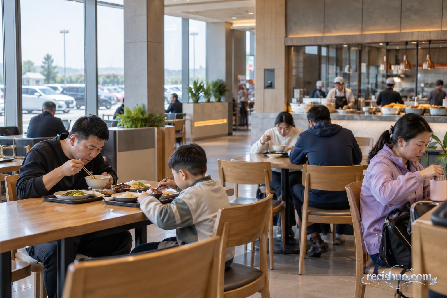 旅客在高速服务区明亮整洁的餐饮区就餐休息