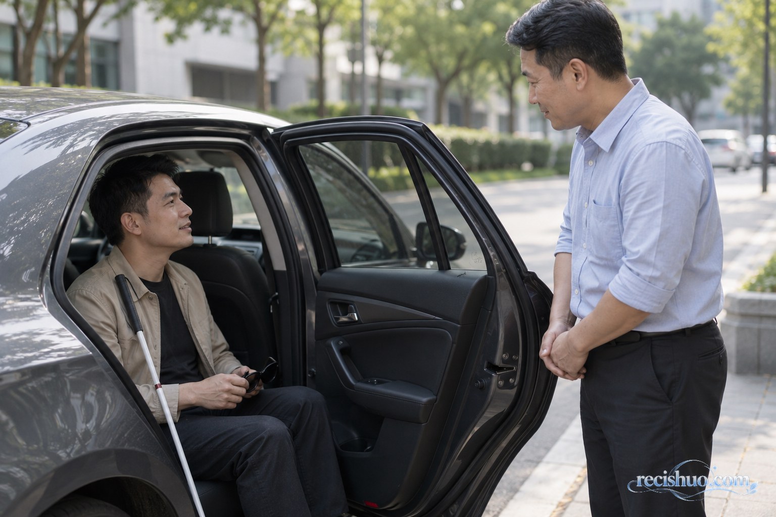 停稳的车辆旁司机与手持盲杖的视障乘客平等交流
