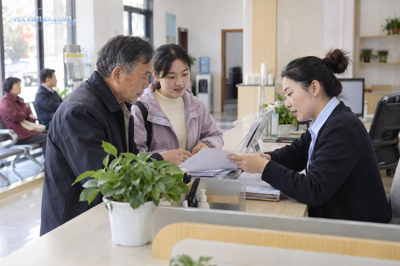 县城社区服务大厅工作人员为居民讲解办事材料