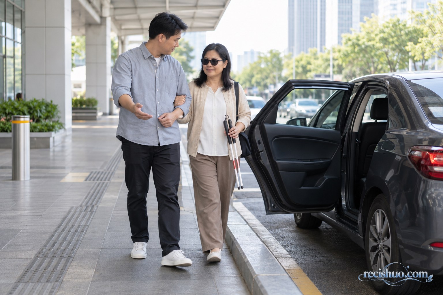 司机提供手臂供视障乘客扶握并引导其安全离开车辆