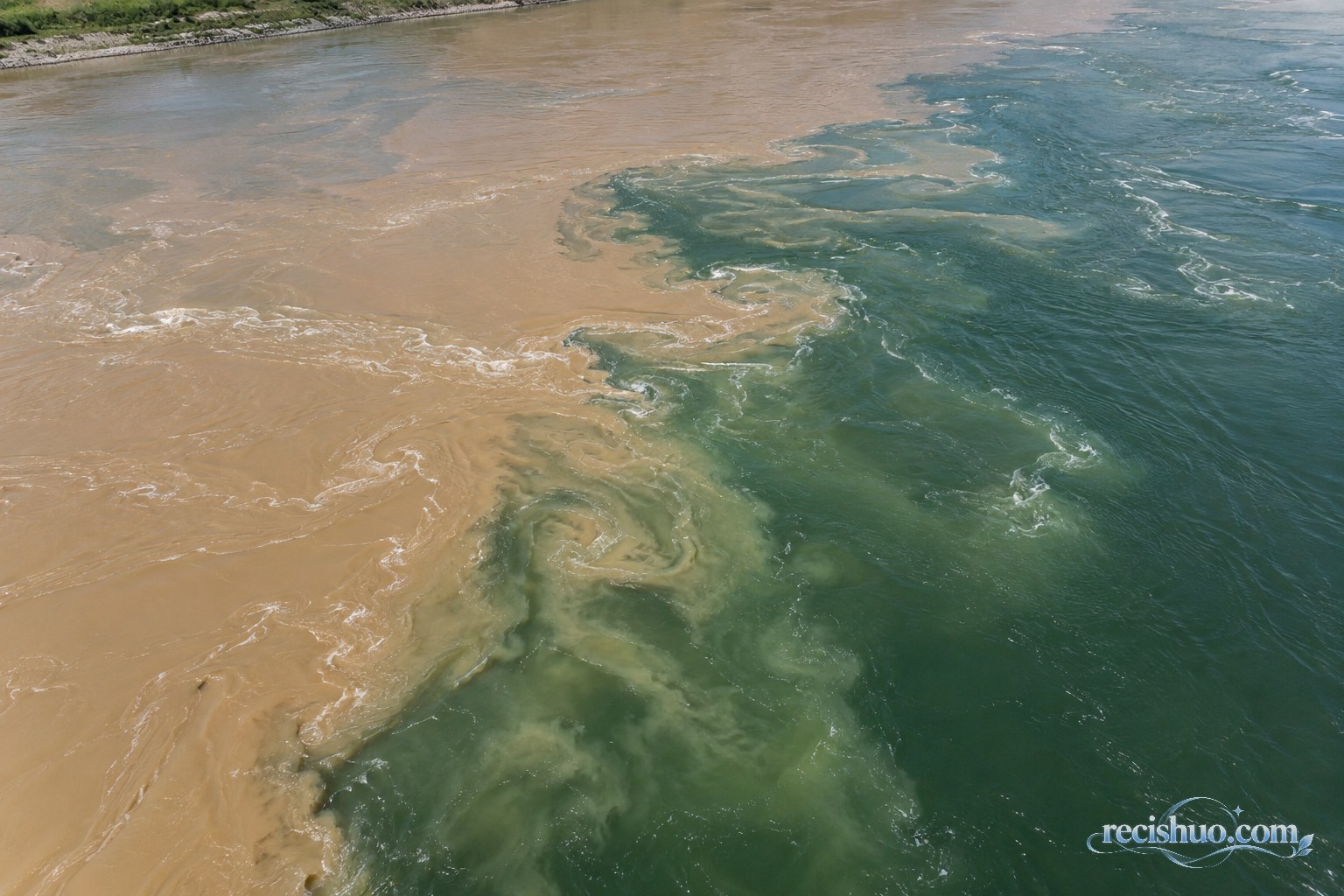 近距离航拍两股不同颜色水流交汇并形成旋涡状混合带
