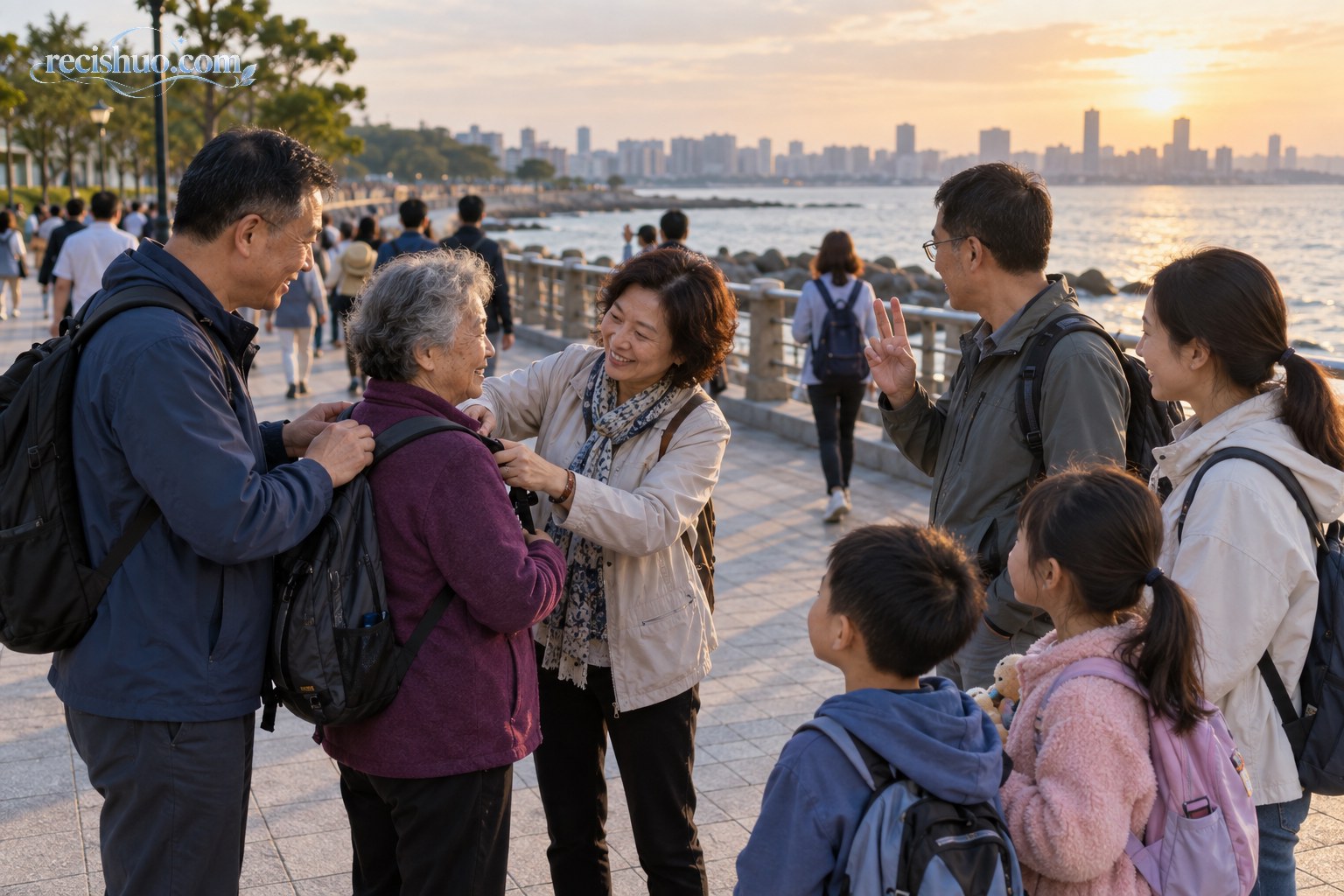 海滨步道上中国游客互相照顾老人并清点同行成员