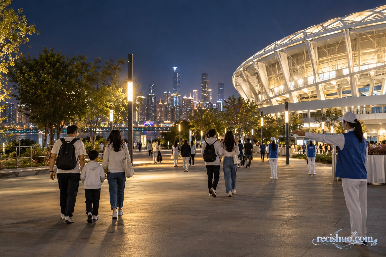 闭幕式结束后观众在志愿者引导下有序离开体育场