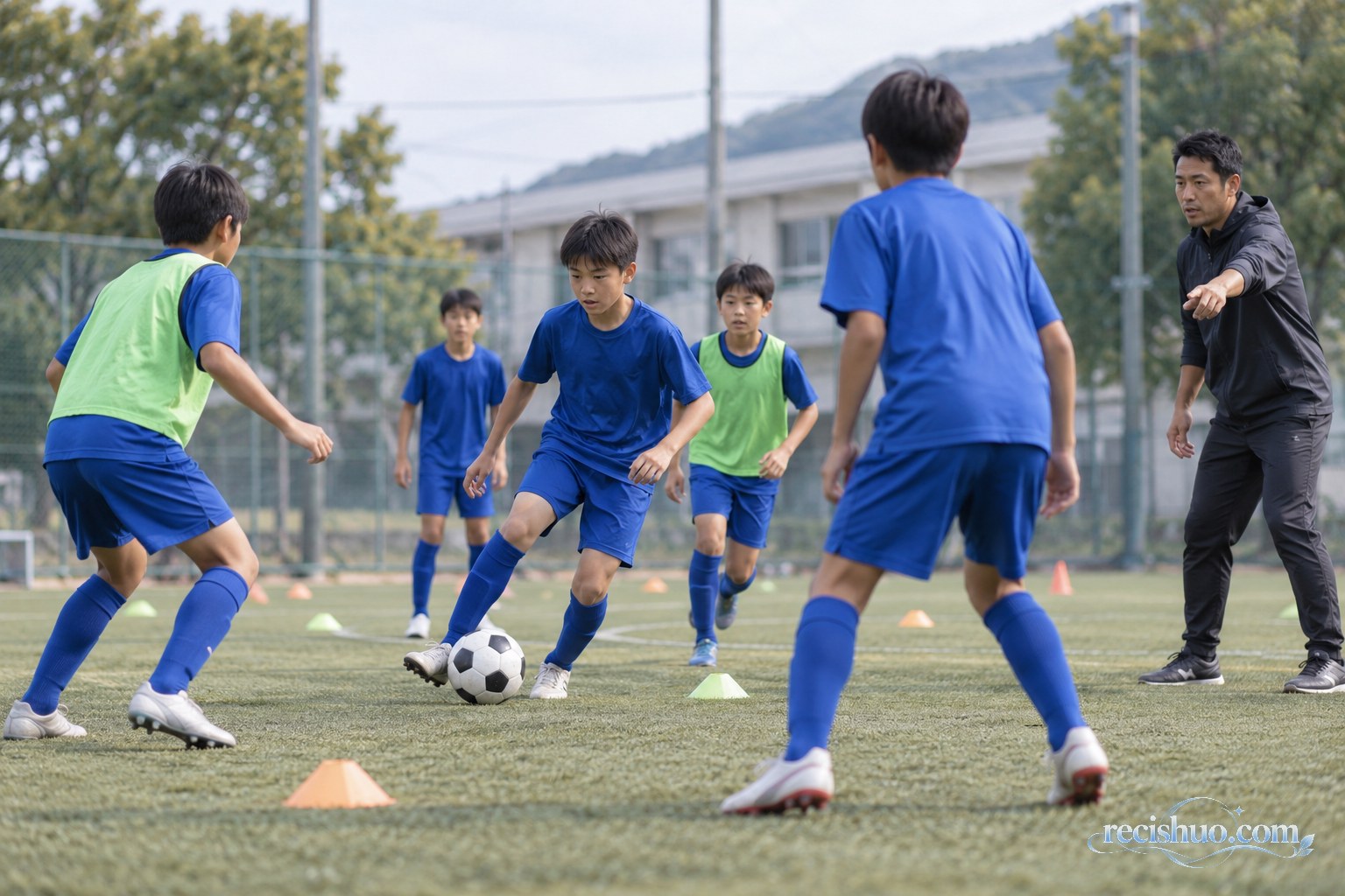 青少年球员在教练指导下进行传接球与跑位训练