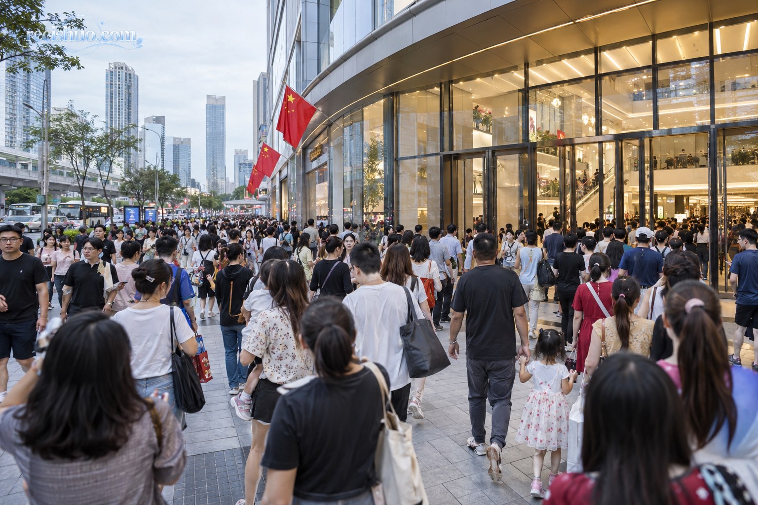 广州一座大型商场开业首日,大批市民有序走向入口的城市街景