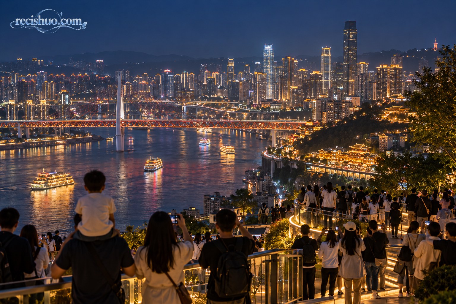国庆假期游客在重庆山城观景平台远眺江面、桥梁与城市夜景