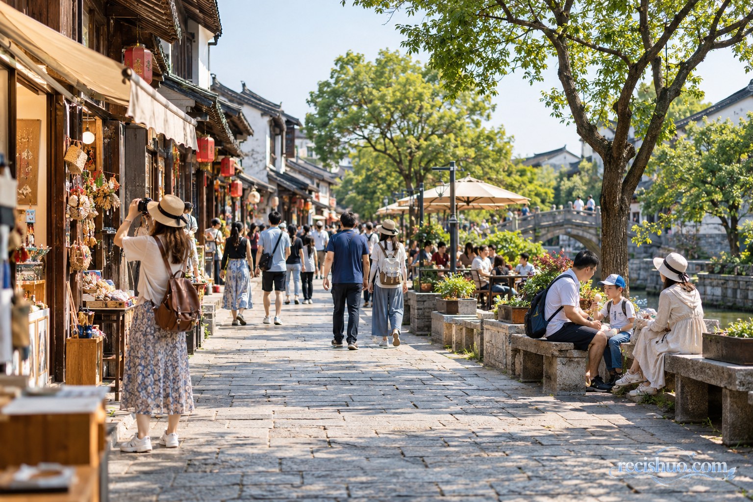 傍晚的城市商业街上,市民与游客有序逛街休闲,呈现温暖活跃的假日消费氛围