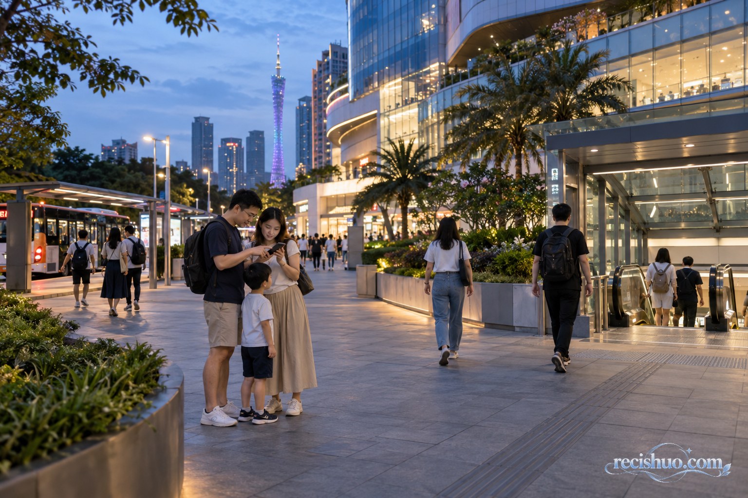 傍晚客流回落后,市民在商圈外查看手机并选择不同返程路线
