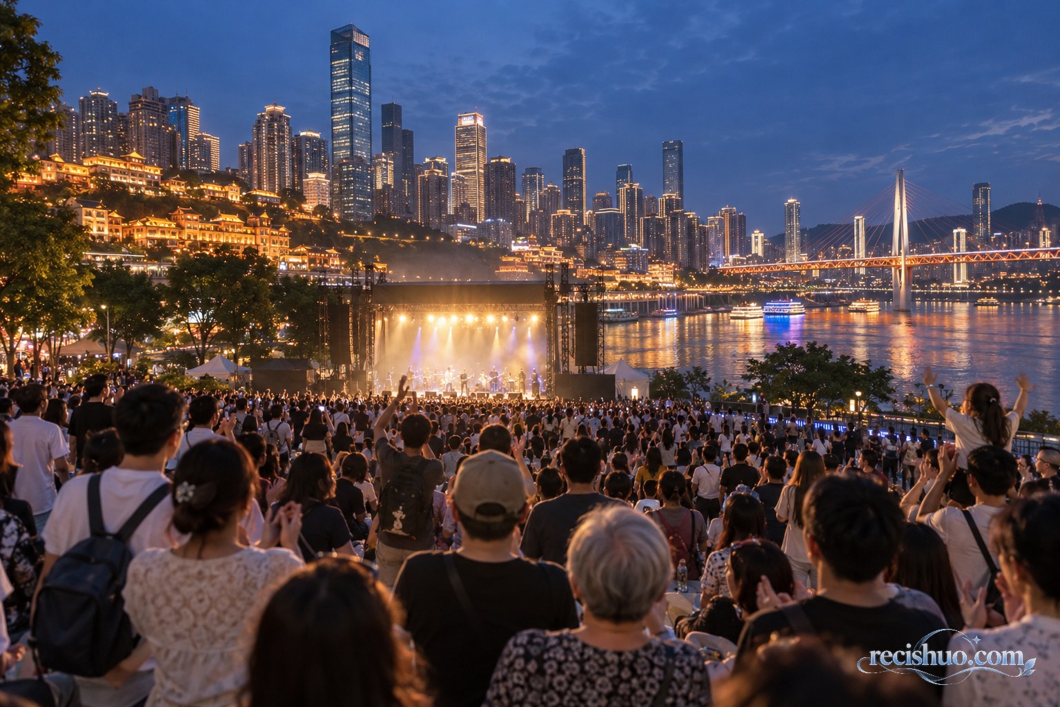 重庆江岸夜景与户外音乐舞台相映,市民在安全区域观看演出