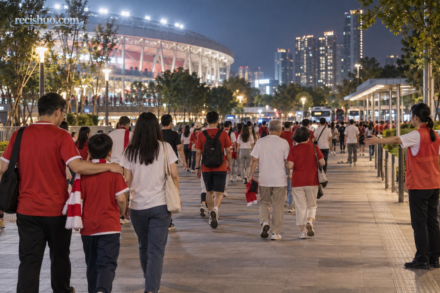 夜间体育场外球迷在志愿者引导下有序离场