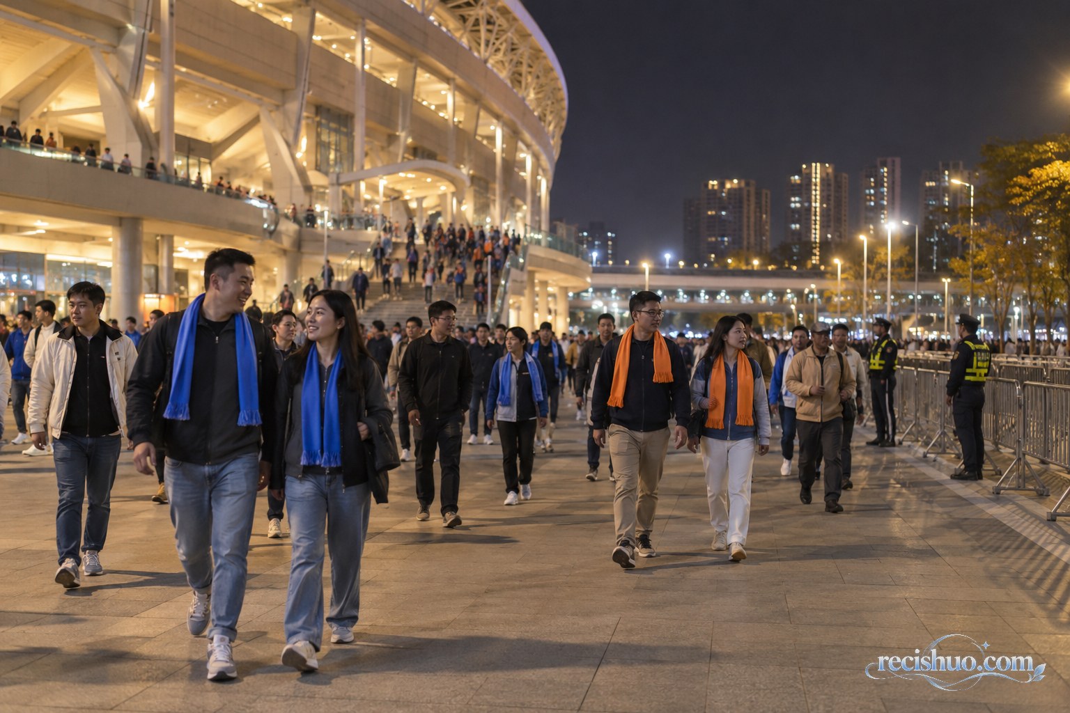 夜间比赛结束后观众沿体育场外通道有序离场