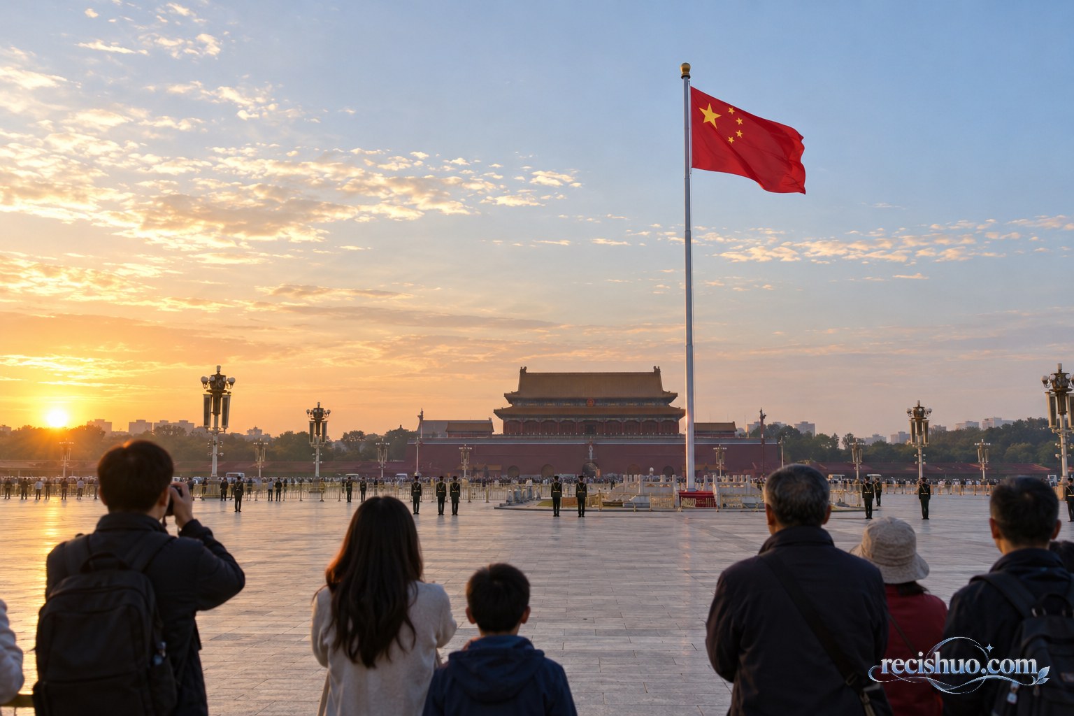 国庆清晨,群众在天安门广场远望五星红旗与天安门城楼