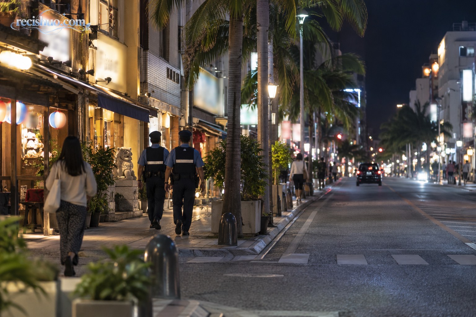 冲绳娱乐街区夜间恢复正常通行,巡查人员沿街步行的场景
