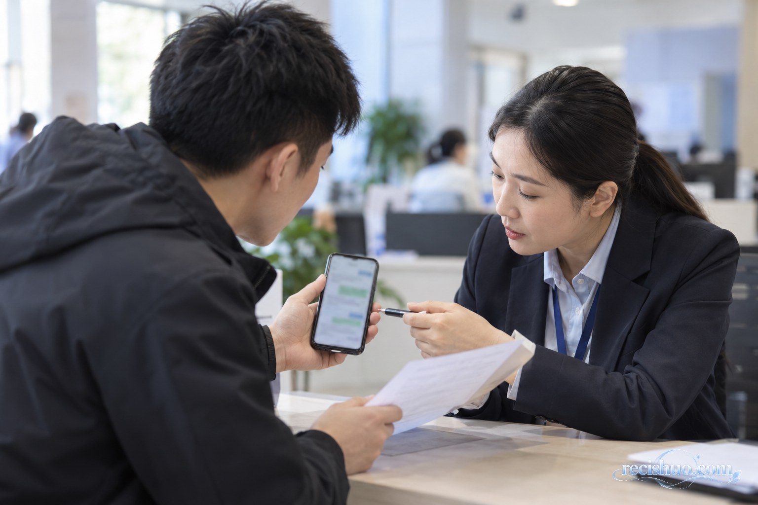 市民向公共服务窗口工作人员展示可疑招聘信息并核验材料