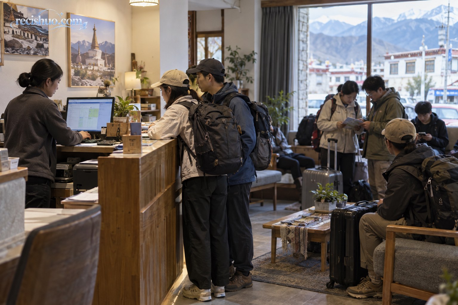 高原县城旅馆前台工作人员核对房态，多名游客携带行李有序等候