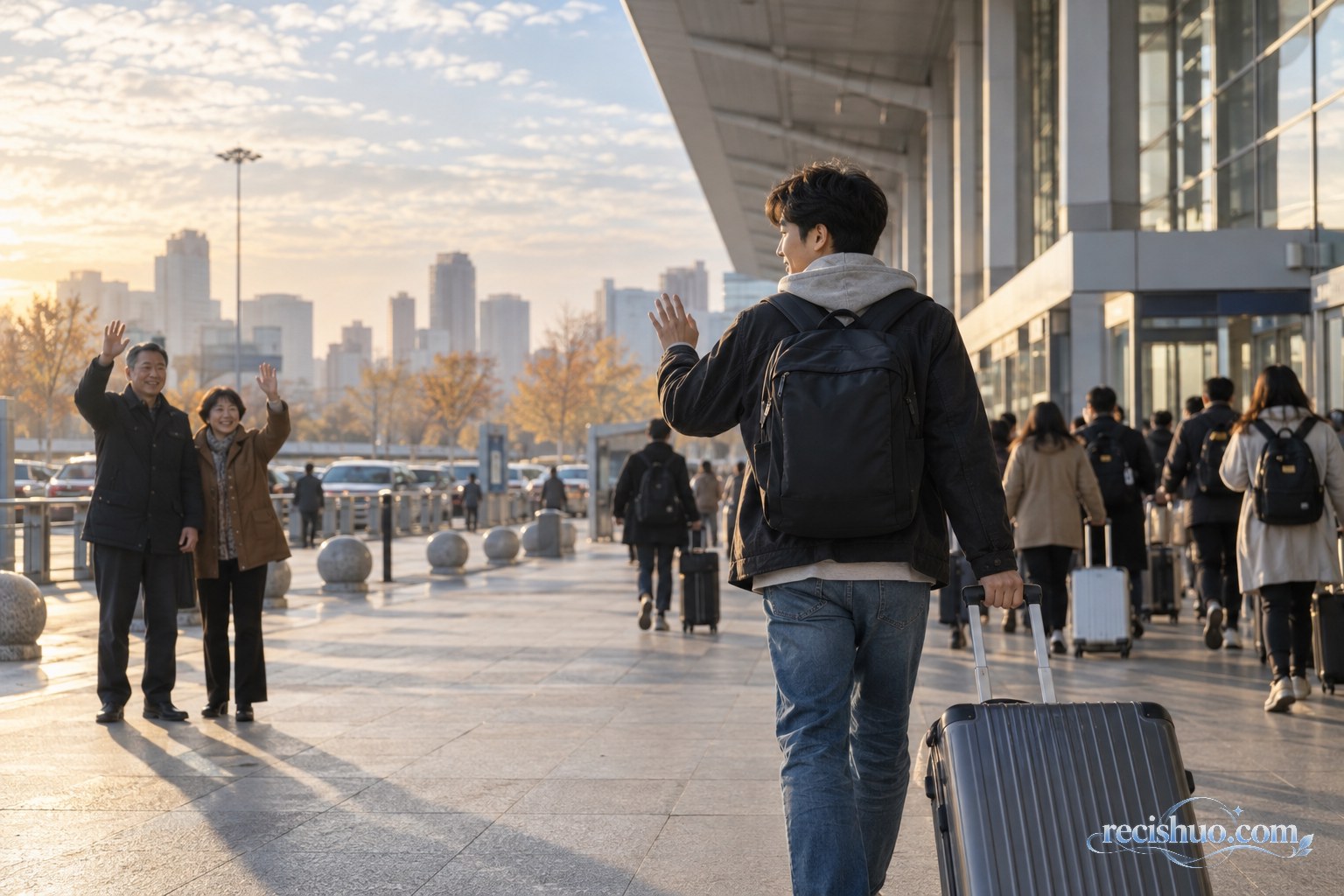秋日清晨的客运站外,年轻人拉着行李箱回头向送行家人挥手告别