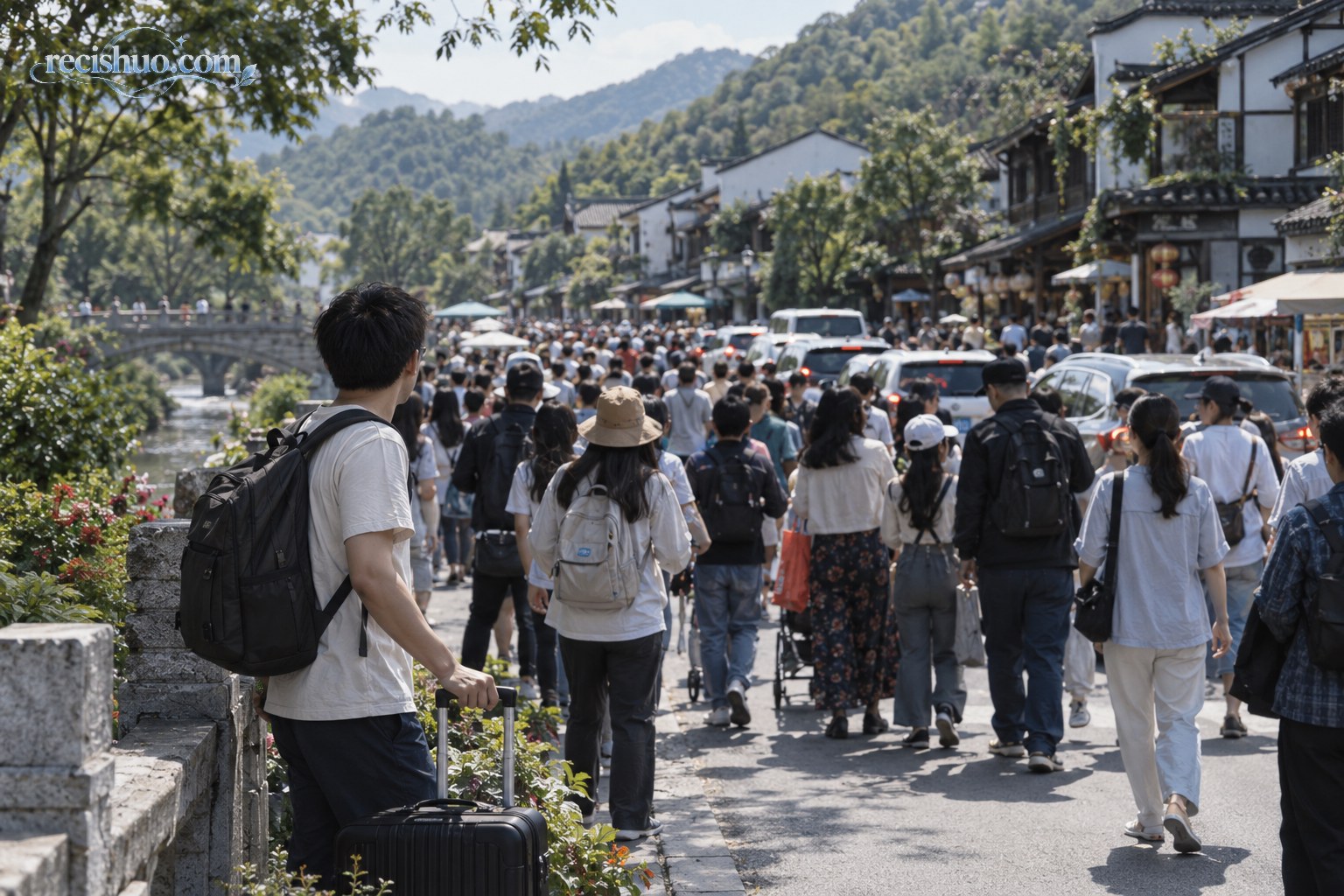 假日里游客带着行李来到山水小镇,却在入口处遇到拥挤人流和排队车辆