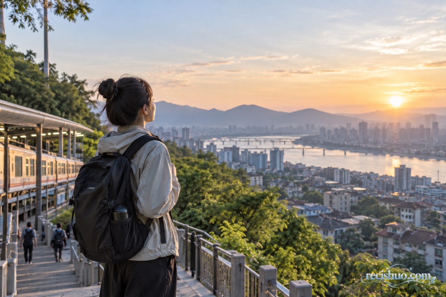 背着轻便双肩包的年轻旅行者在清晨眺望城市与远山