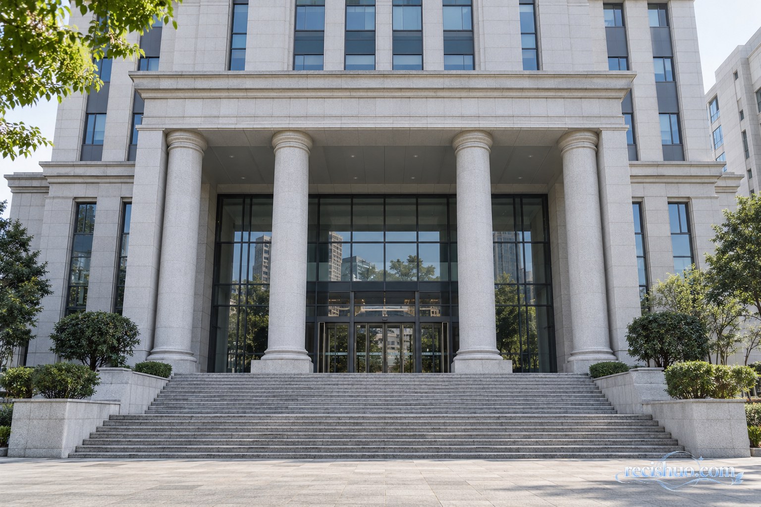 城市公共司法建筑入口与宽阔台阶的纪实画面