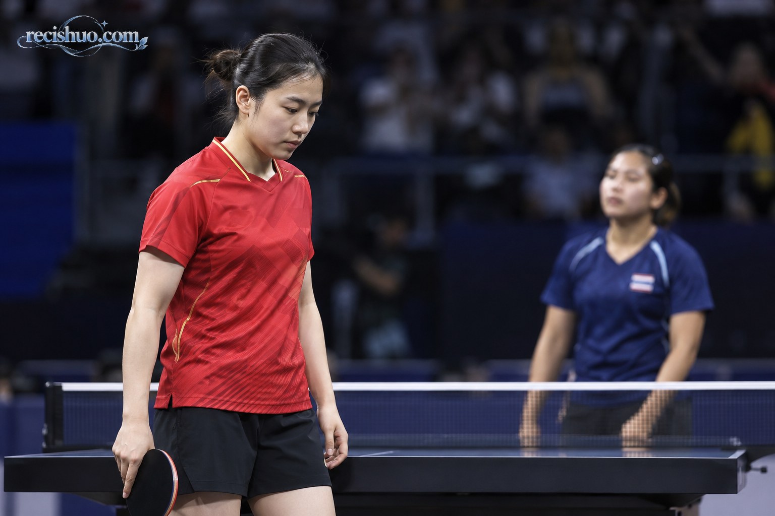 女子乒乓球比赛结束后红衣选手在球台前沉静离场的赛场画面