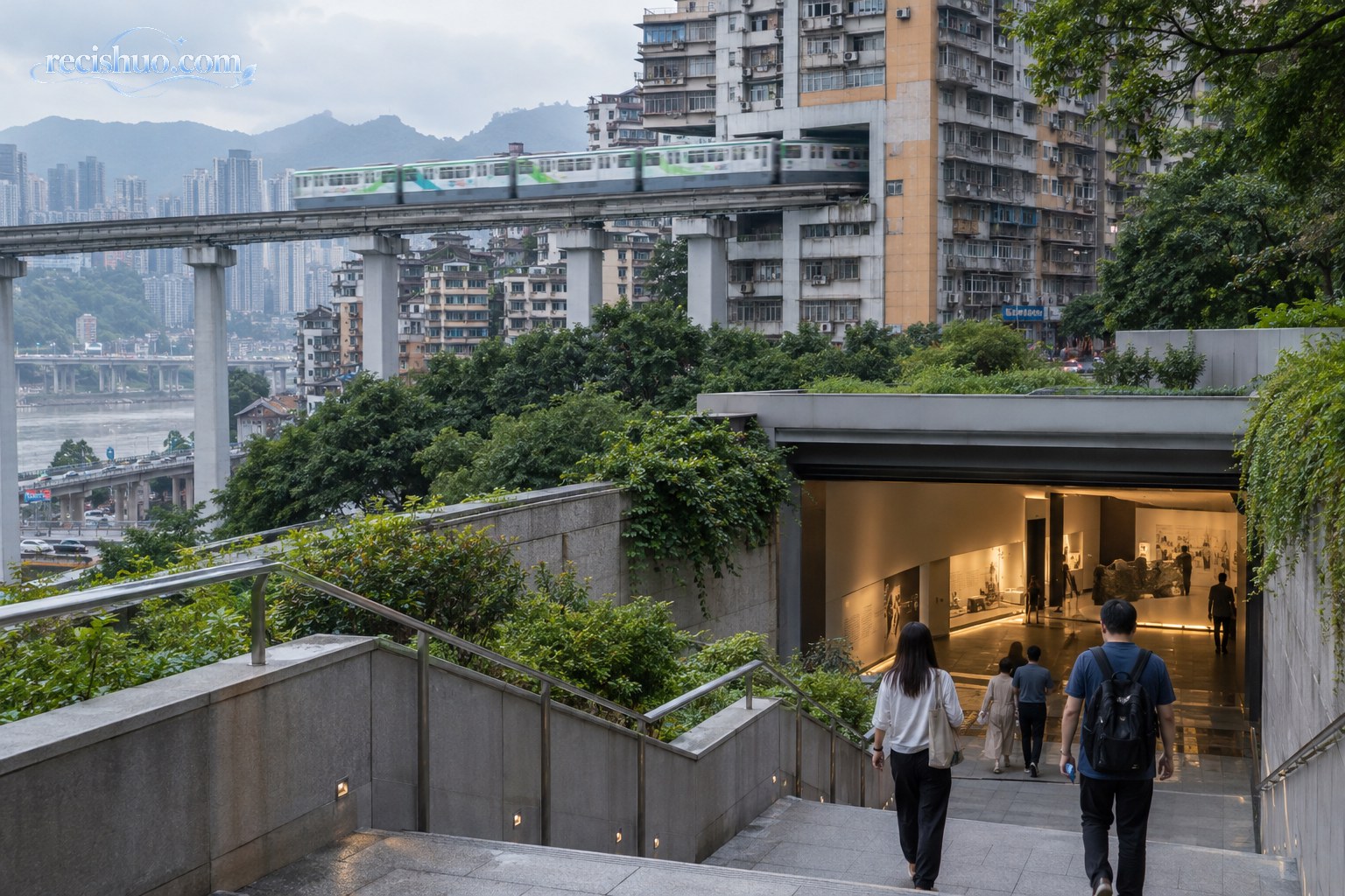 重庆山城轨道穿楼景观与通往地下展览空间的阶梯形成上下呼应