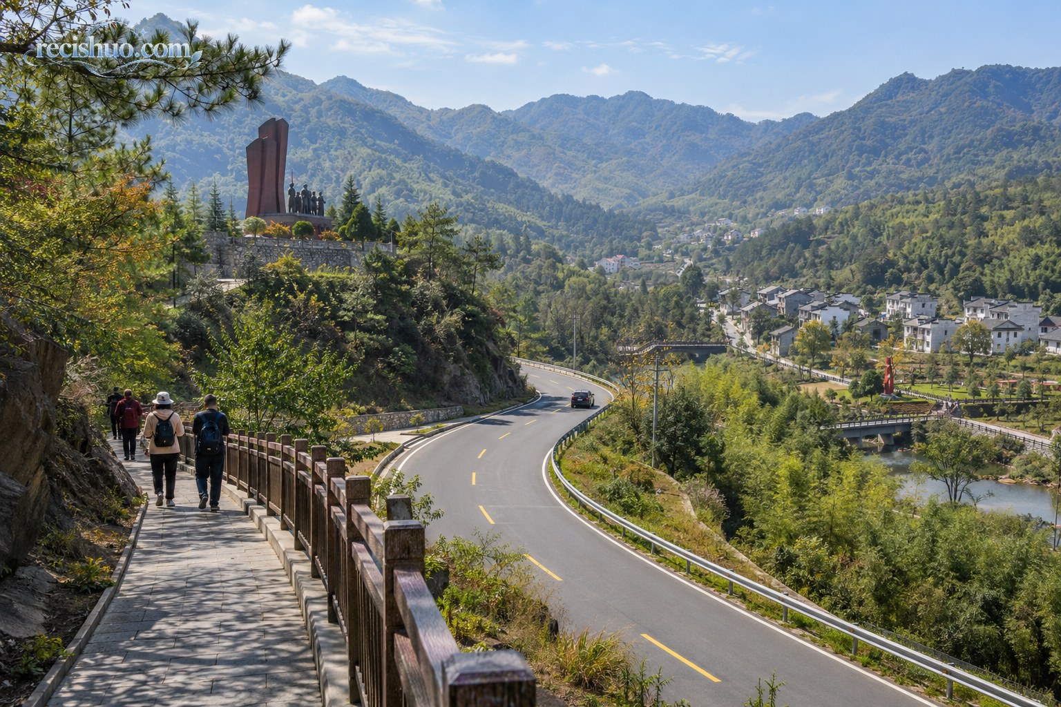 大别山旅游公路穿过山林和村落，步道上的游客沿线前行