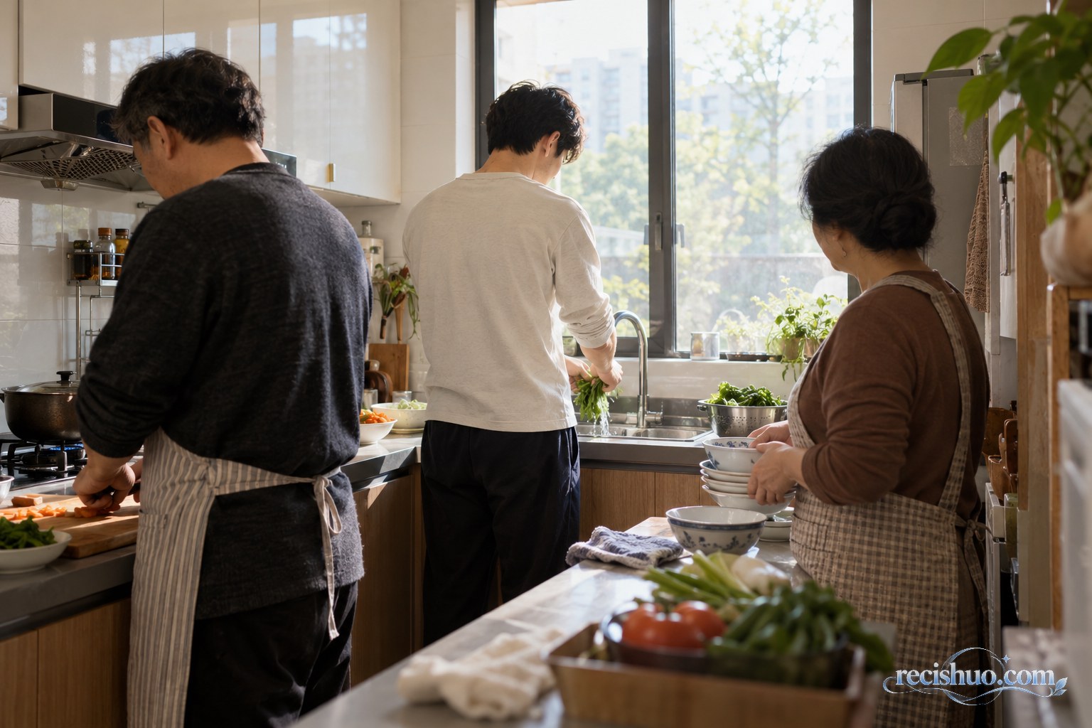 成年子女周末回家与父母一起在厨房准备饭菜