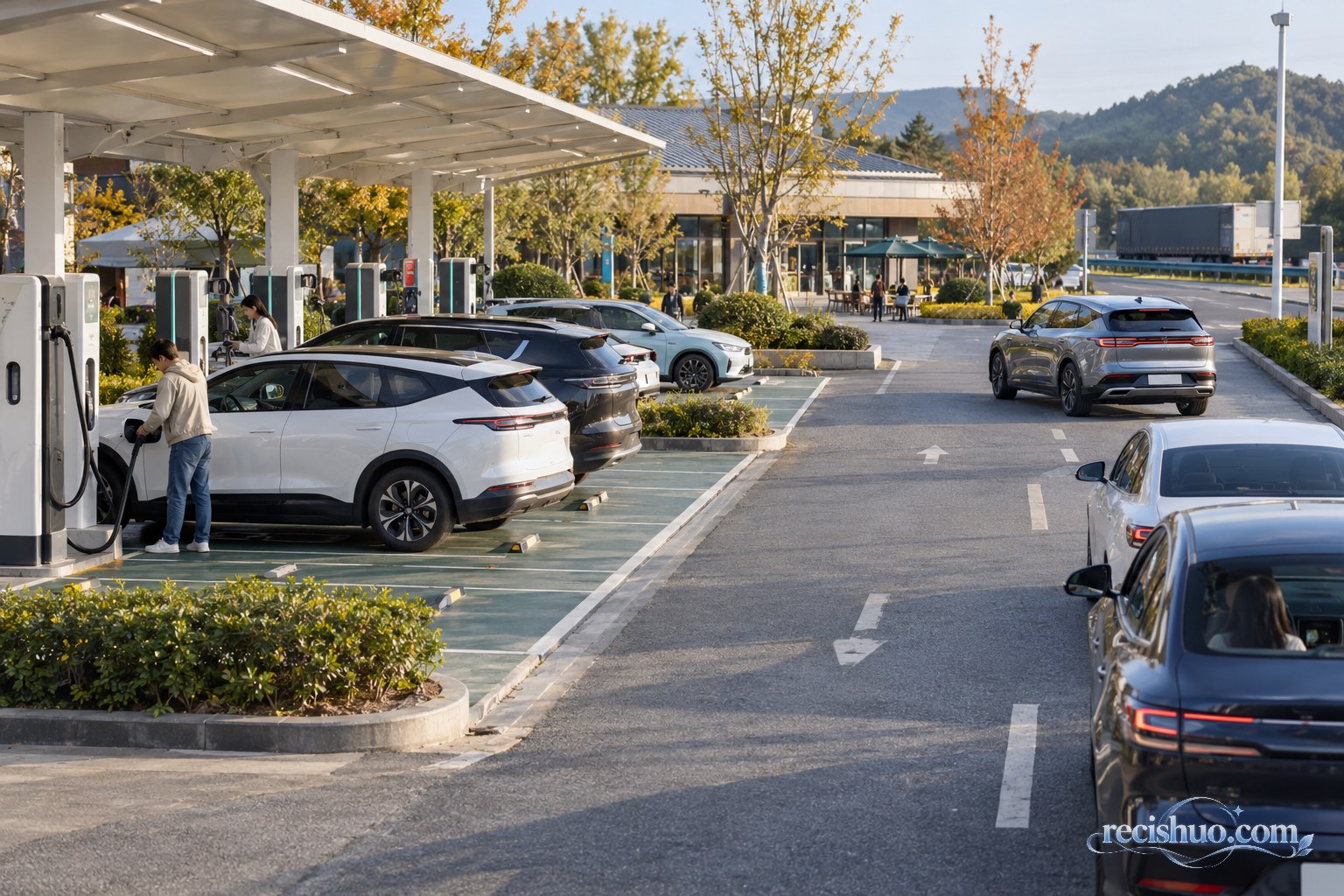 高速公路服务区内，新能源汽车在充电位和等候区有序轮转