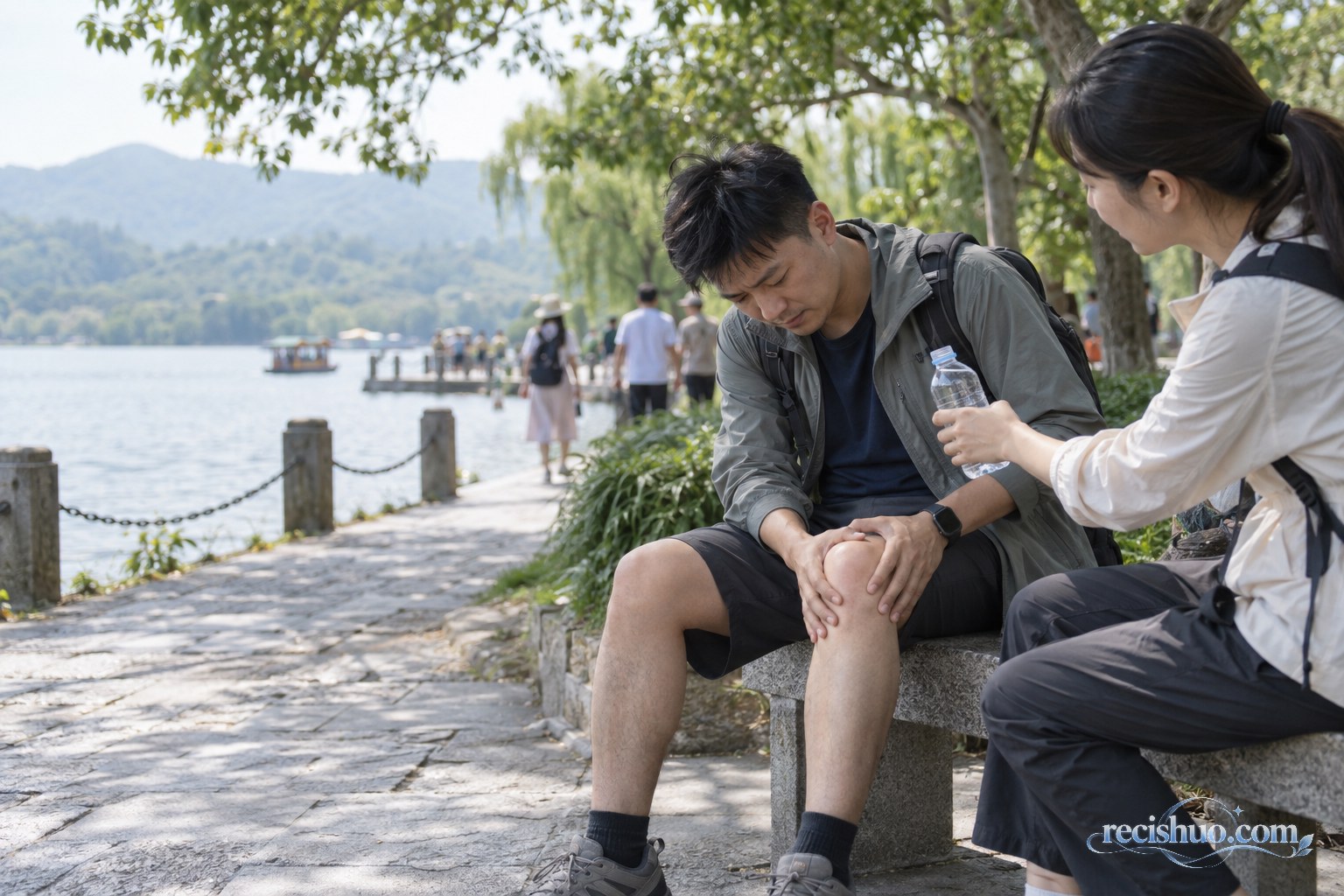 湖边游客长时间步行后坐在长椅上轻扶膝盖,同行者递水关切