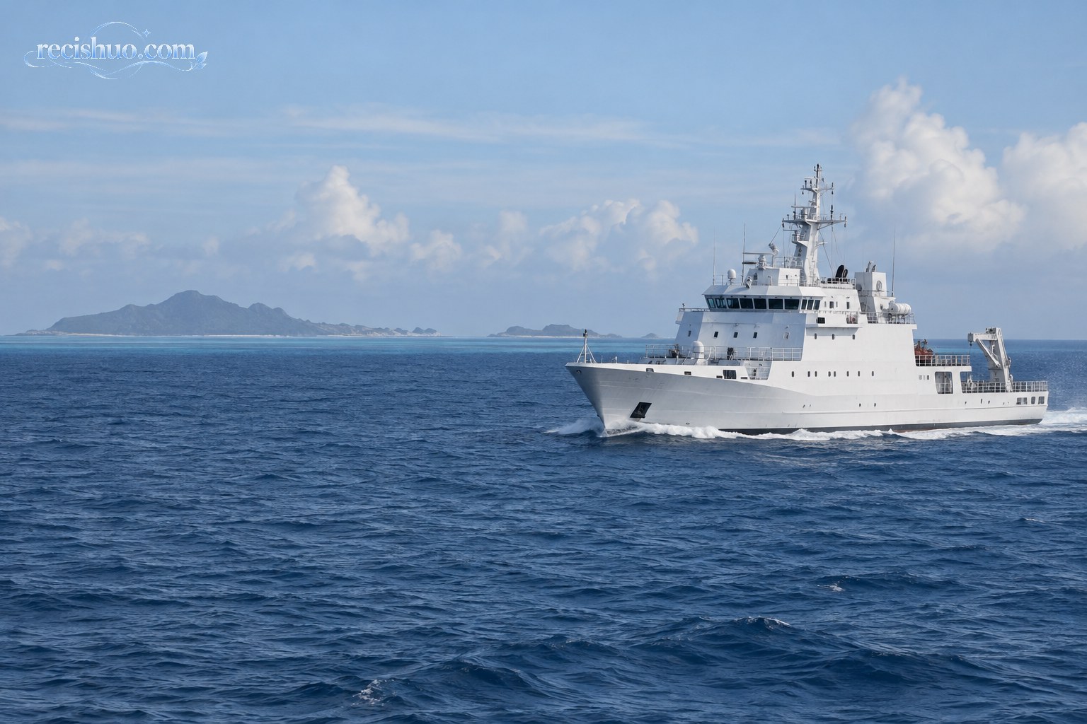 白色海上公务船在开阔海域平稳航行，远处可见岛礁轮廓