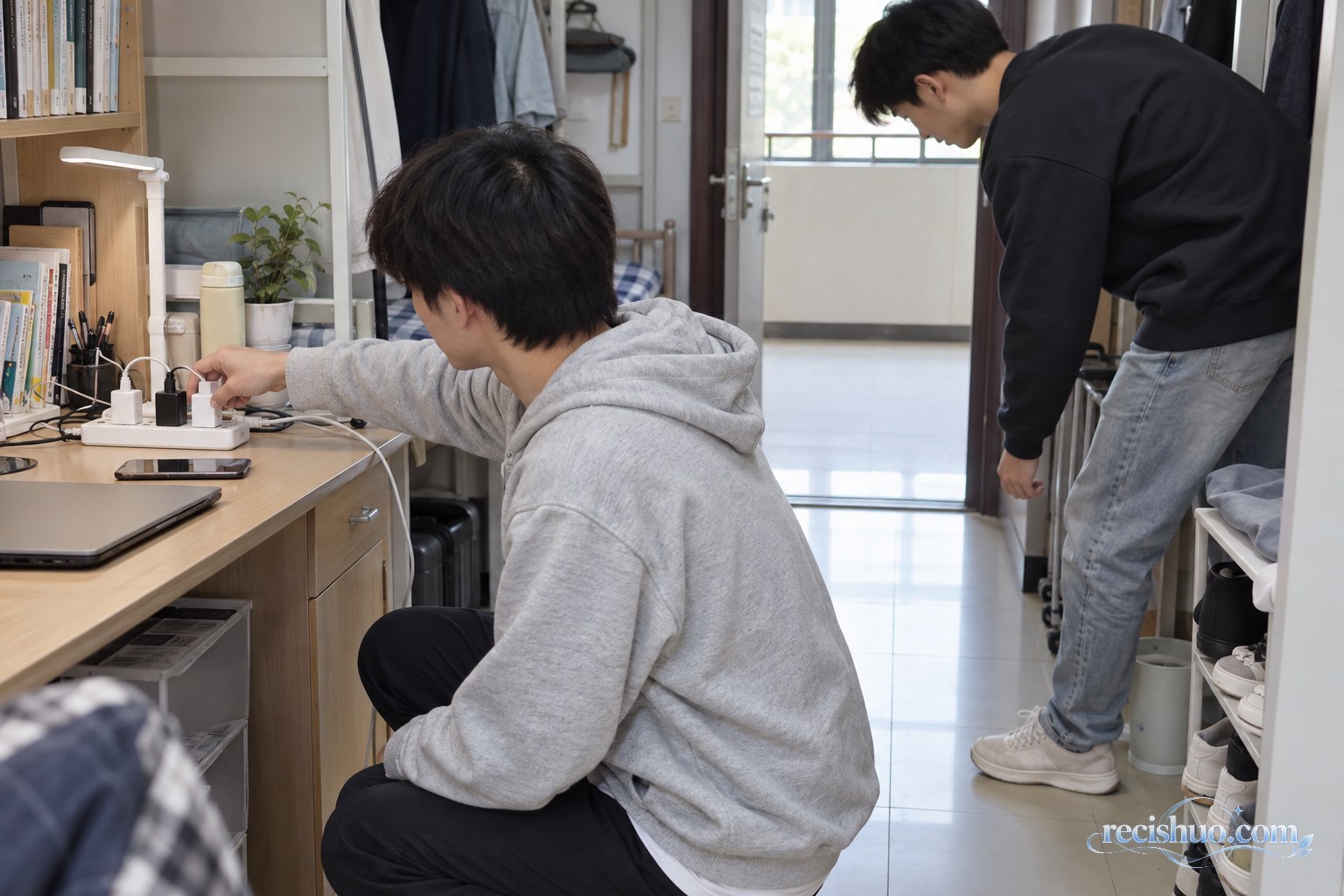 大学生在宿舍检查插线板并清理疏散通道的安全排查示意画面